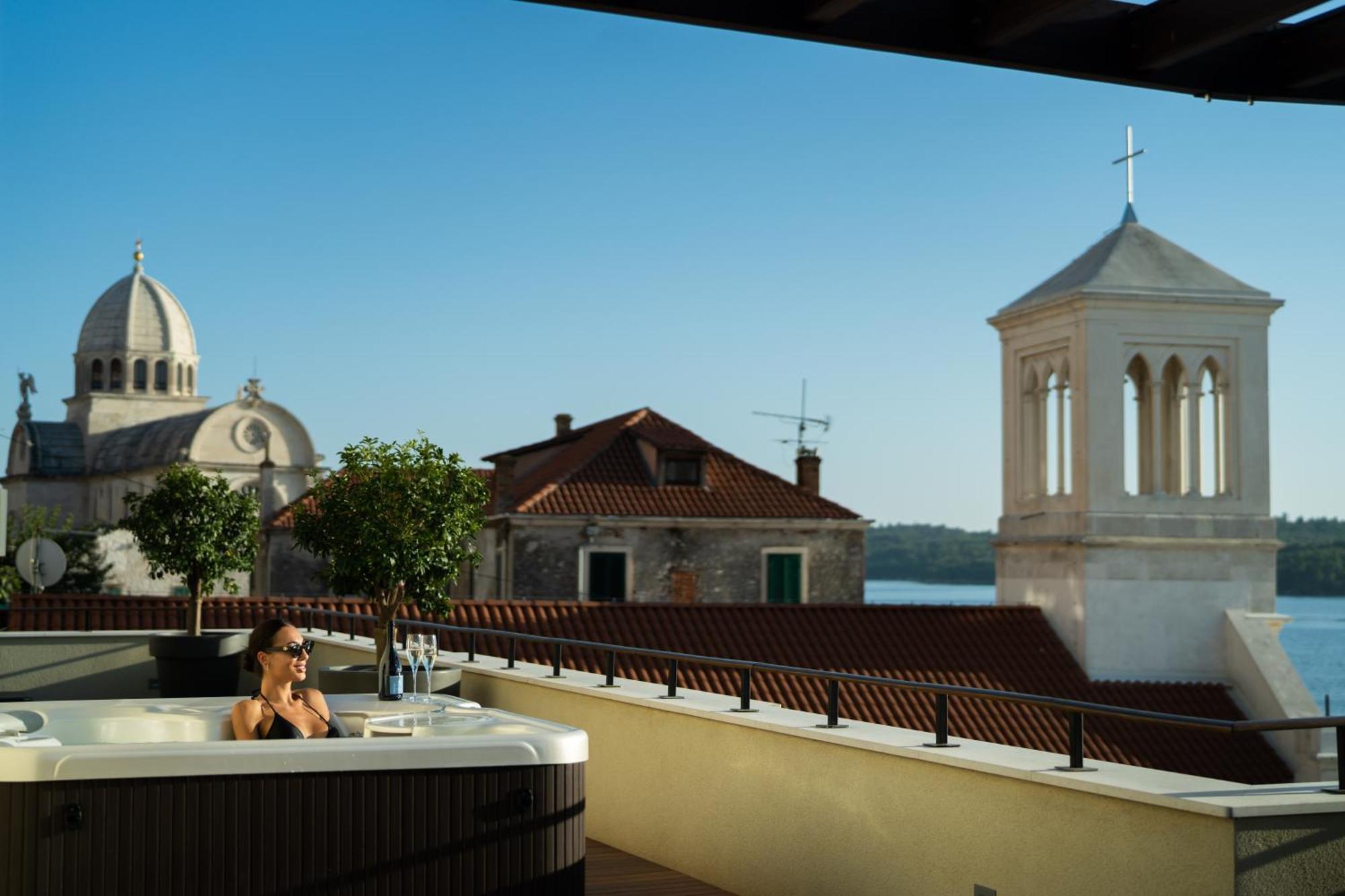 Armerun Heritage Hotel & Residences Σίμπενικ Δωμάτιο φωτογραφία