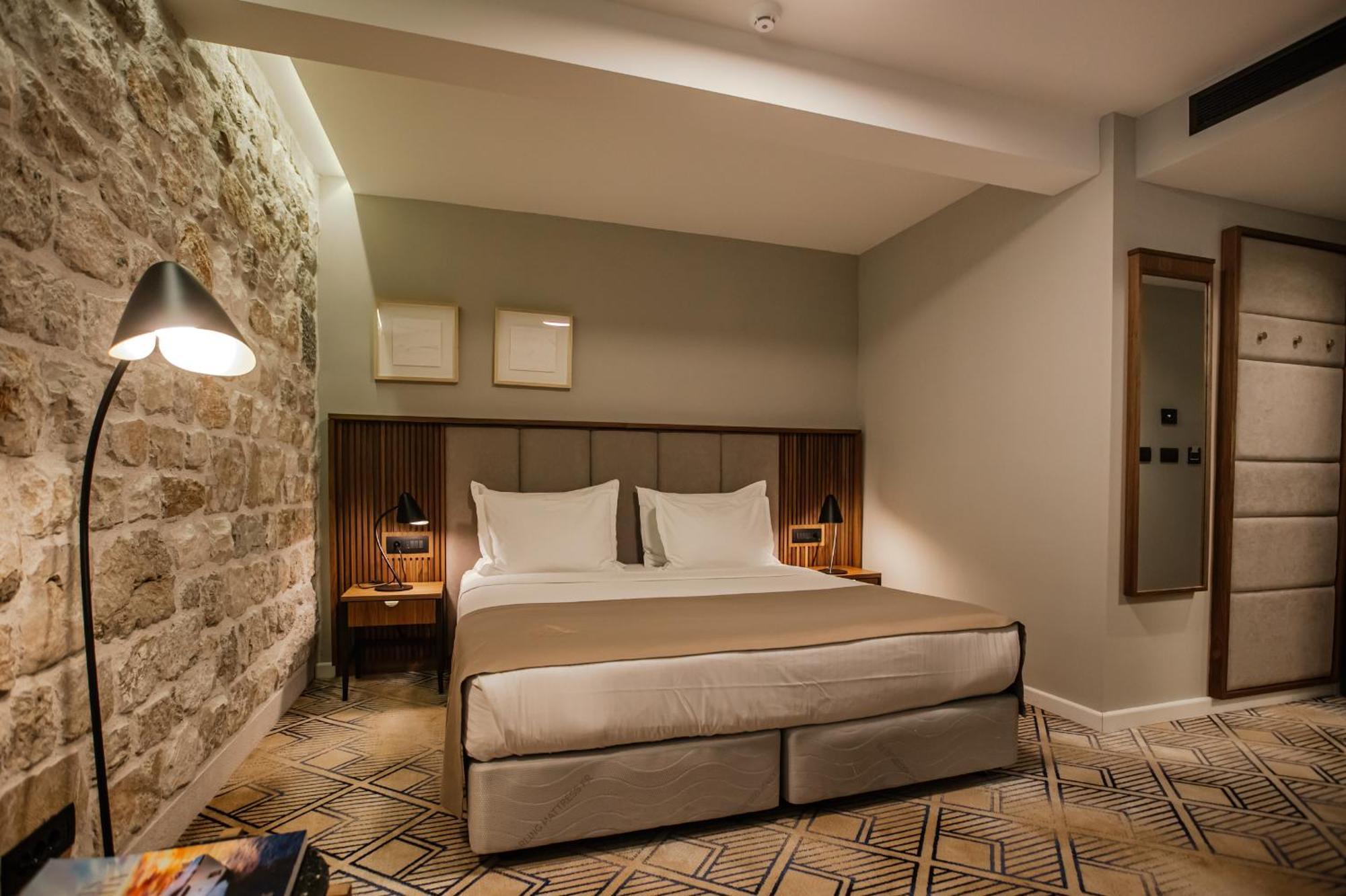 Armerun Heritage Hotel & Residences Σίμπενικ Δωμάτιο φωτογραφία